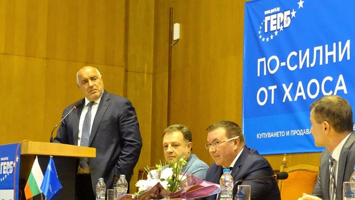 Лидерът на ГЕРБ Бойко Борисов, кметът на Велико Търново Даниел Панов и водачът на листата проф. Костадин Ангелов