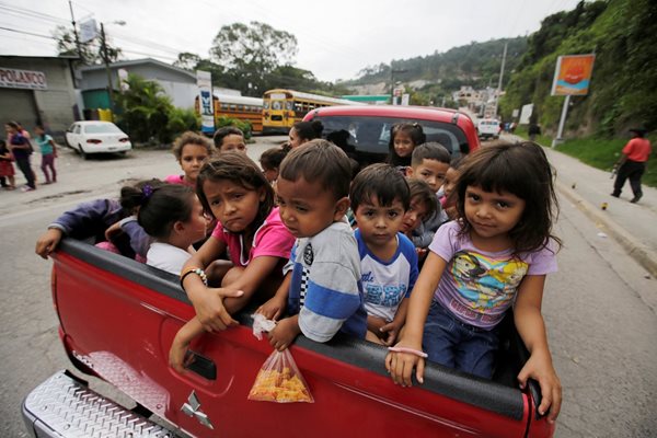 Стотици деца и възрастни от Хондурас от години се опитват да избягат от бедността и насилието, пътувайки пеша или на стоп към САЩ.
СНИМКА: РОЙТЕРС