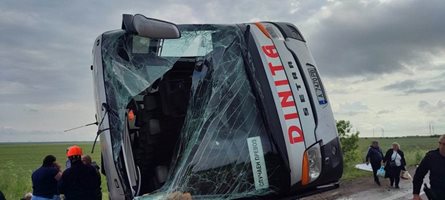 Автобус с туристи се преобърна на магистралата край Бургас, има ранени (снимки)