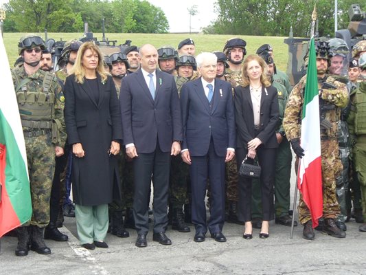 Двамата президенти със съпругите си направиха фамилна снимка с военнослужащи от полигона.
Снимка: Ваньо Стоилов
