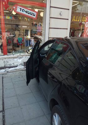 ФОТОГАЛЕРИЯ - Кола се вряза в магазин в центъра на София