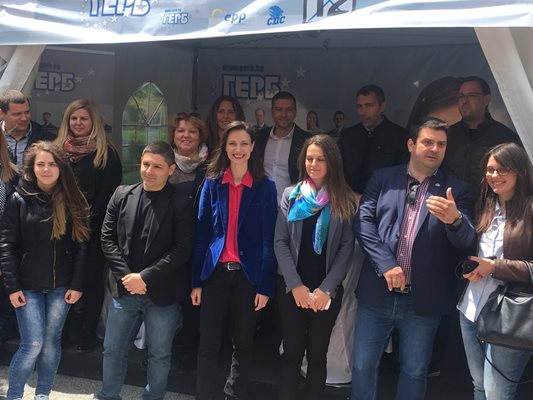 Водачката на листата с активисти на ГЕРБ в шатрата на партията в Пловдив.