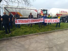 Собственици на бензиностанции и търговци на горива излязоха на протест като блокираха изхода на Пловдив. СНИМКИ: Авторката