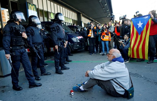 Протестиращи се биха с полицията на централната жп гара в Барселона