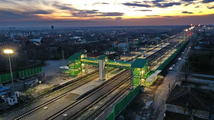 Завършената рехабилитация на жп отсечка Скутаре – Оризово, част от проекта за обновяване на линията Пловдив - Бургас. На снимката се вижда изградена над линията пасарелка при Белозем.