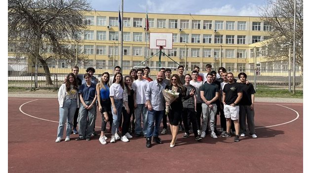 Ученици от Математическата гимназия в Пловдив извикаха фолкпевицата Рени да покани учителя им по програмиране на бала. Сминка: Благослав Папазов