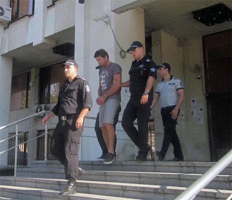 13 септември 2014 г. Съдът току-що е определил постоянен арест за Костадин Стоянов. По-късно мярката  за неотклонение бе променена в домашен арест.
