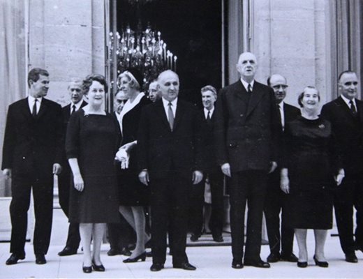 1966 г. Тодор Живков, придружен от съпругата си Мара Малеева-Живкова, е на посещение в Париж по покана на френския президент Шарл дьо Гол.