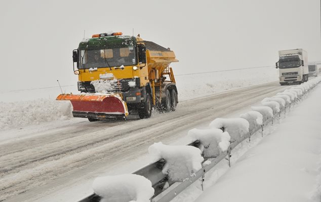 Студ и сняг в Румъния, жълт код за опасно време в планинските райони (Видео)