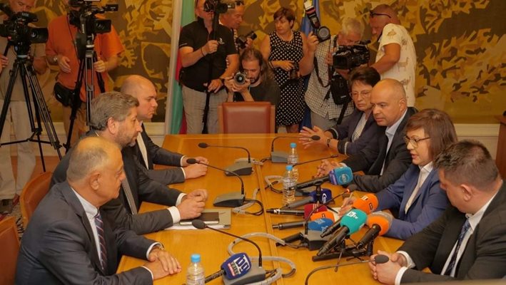 БСП разговаря с “Демократична България” в парламента вчера в рамките на първия кръг от преговорите за кабинет с третия мандат.
СНИМКИ: ЙОРДАН СИМЕОНОВ
