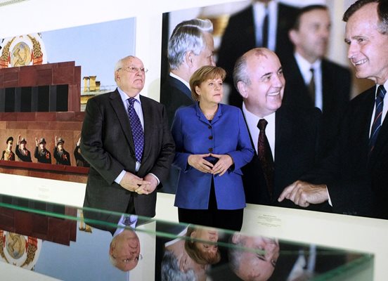 Бившата германска канцлерка Ангела Меркел и Михаил Горбачов посещават фотоизложба, отбелязваща 80-ия рожден ден на бившия съветски лидер в Берлин през 2011 г.