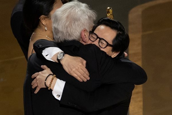 Ке Хюи Куан и Харисън Форд се събраха отново на наградите "Оскар". Снимка: Ройтерс