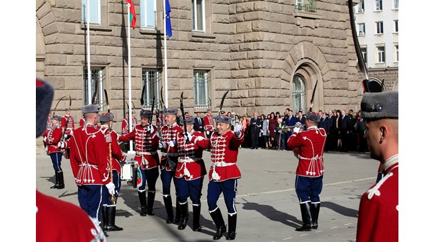 И националната гвардейска част се включи в честването на Деня на народните будители в София на 1 ноември 2022 г.

СНИМКА: ВЕЛИСЛАВ НИКОЛОВ