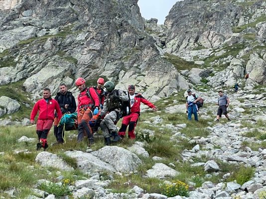 Планинските спасители от Банско в акция по спасяване на пострадала британска туристка. СНИМКА: Архив  ПСС-Банско