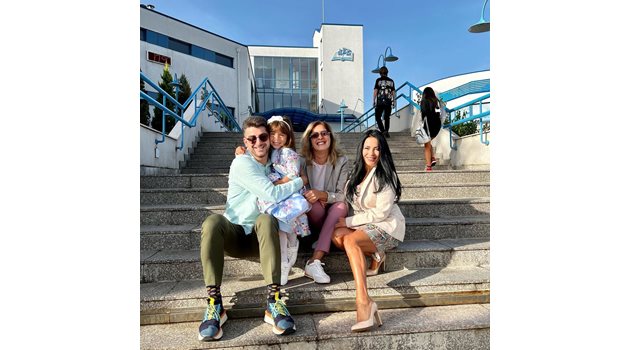 Сашо Кадиев с майка си Катето Евро и бившата си приятелка Таня Тончева на първия учебен ден на малката Кати