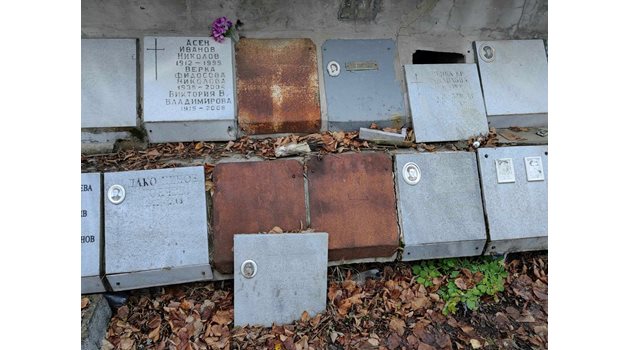 Счупени плочи на урните има на много места в Централните гробища в София.