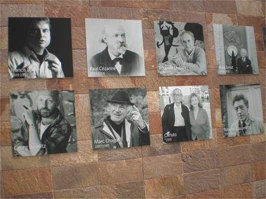 В поредицата от фотоси във фоайето на музея снимката на Кристо и жена му Жан-Клод е втората на долния ред от дясно на ляво между снимките на Шагал и Джакомети.
СНИМКА: АВТОРЪТ
