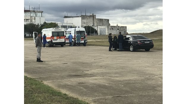 Двете линейки с тежко ранените жени и служебният автомобил на здравния министър проф. Костадин Ангелов на военното летище Безмер
