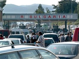 Заради недостатъците на системата "единен фиш "хората висяха по 8 часа на граничния пункт Калотина.
