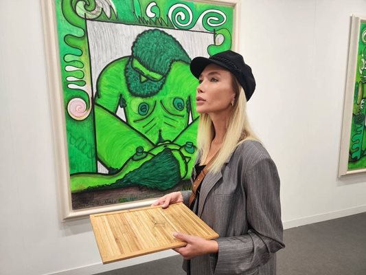 Райна Караянева стана ходещ експонат в галерия в Париж
