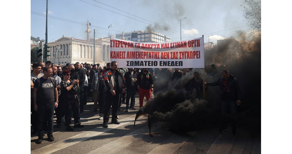 Χιλιάδες εργαζόμενοι διαμαρτύρονται για το σιδηροδρομικό δυστύχημα στην Ελλάδα