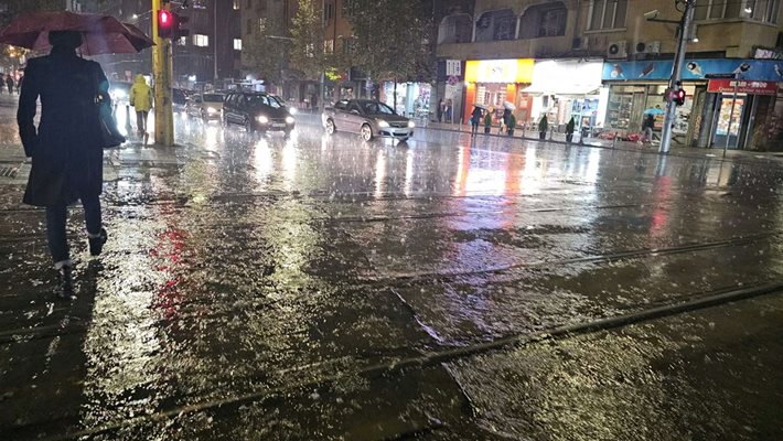 Проливен дъжд вали в София. СНИМКА: 24 часа