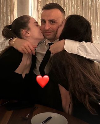 Дъщерите Деа и Елиа целуват рожденика