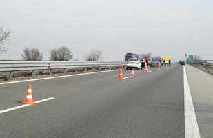 Катастрофа затруднява движението по магистрала "Тракия" (Снимки)