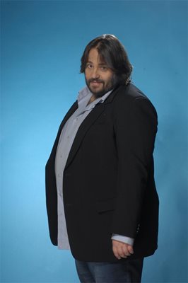 Люси Иларионов в кадър от фотосесията за “Дансинг старс”, в която се снима преди месец. Тогава е 170 кг, а вече е свалил 20 кг от теглото си. 

СНИМКА: НОВА ТВ