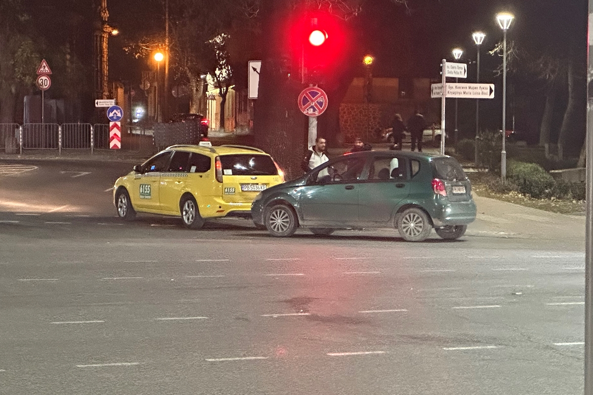 Такси и кола се блъснаха на централно кръстовище в Пловдив, водачите се скараха (Снимки)