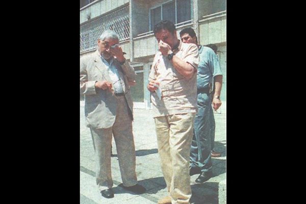 Бащата Хейсан (отпред) плаче пред резиденцията на ливанския посланик.
СНИМКА: ЕМИЛ БАЙДАНОВ, В. "ТРУД"
