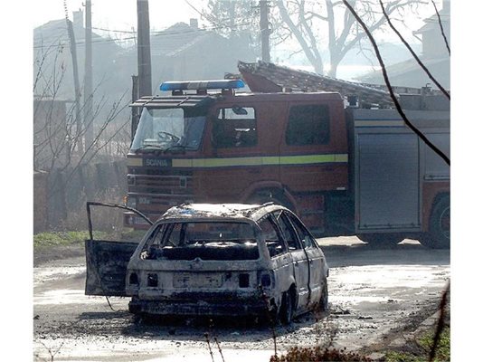 На 29 декември м.г. в 7 ч сутринта пламна фолксвагенът, управляван от 21-годишния студент Петко Николов. Младежът изгоря жив. 
СНИМКА: НАТАША МАНЕВА