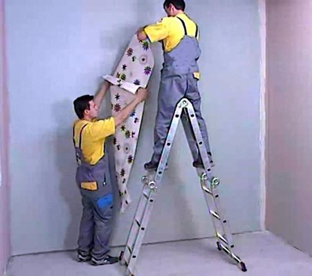 След като стените бъдат подготвени добре, започва лепенето. Препоръчително е да имате помощник.