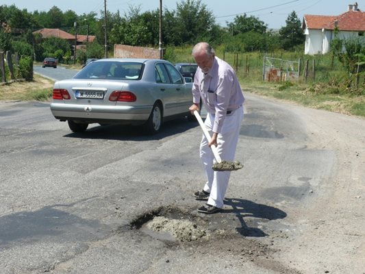 Депутатът от Реформаторския блок доц. Борислав Великов запълни дупки по пътя за Лом, след като пропадна и спука две гуми на мерцедеса си.