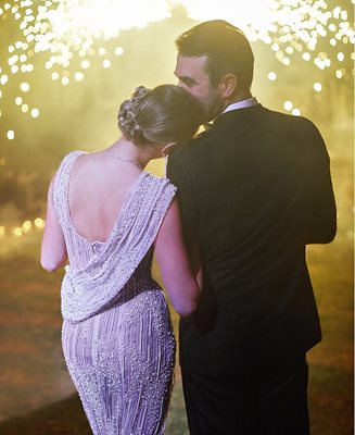 Младоженците едва не закъсняват за сватбата си заради мач