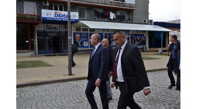 Президентът пристигна в Кърджали по покана на областния управител Даниел Делчев.