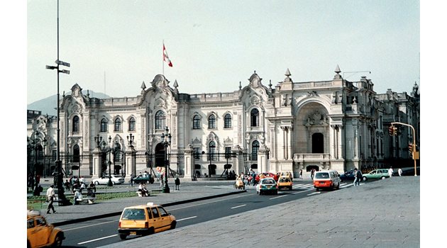 Президентският дворец в Лима. В Перу почти никой не счита за нужно да спазва правилата за движение по пътищата.
СНИМКА: “24 ЧАСА”