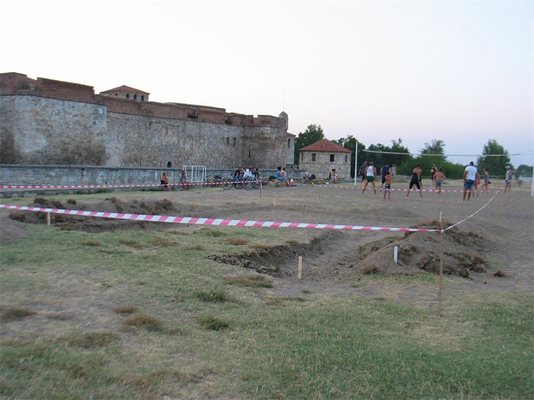 Комисия спря строителството на незаконния басейн на метри от замъка "Баба Вида".
Снимка: Ваня Ставрева