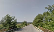 Кола се заби в дърво на пътя Варна-Бургас, един е загинал на място, двама са ранени (Обновена)