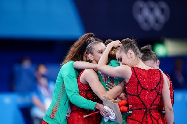 Прегръдка между момичетата и треньорите им Весела Димитрова и Михаела Маевска. СНИМКА: ЛЮБОМИР АСЕНОВ, LAP.BG