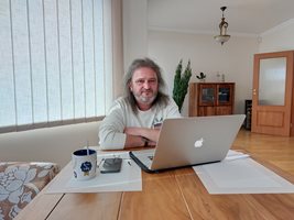Юрий Коцев в дома си в София. Той показа на компютъра си банковите трансфери.