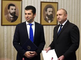 Кирил Петков и Румен Радев не могат да намерят път един към друг по темата за Северна Македония.

