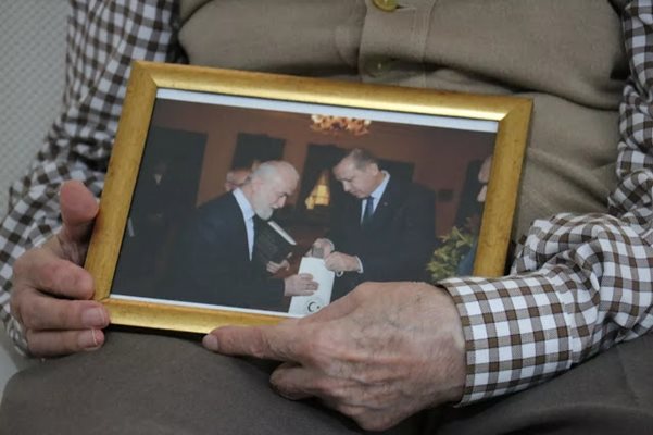 Президентът Ердоган и неговият учител Мюзекка Гюрбюз Снимка: haberbg.net.