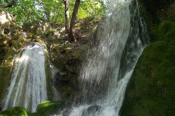 Бачковският водопад се намира в резервата „Червената стена“ в Западните Родопи.