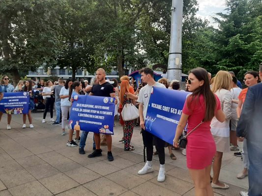 Много млади жени в Бургас се включиха в националния протест на 31 юли. Снимка: Тони Щилиянова