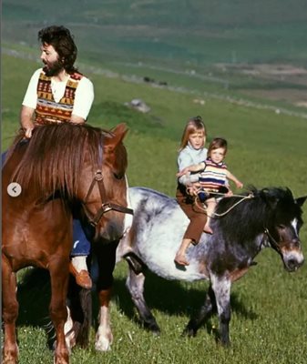 От малка язди коне с цялото си семейство.