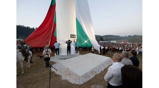 Издигнаха българския трибагреник на пилона "Рожен" Снимка: Прессекретариатът на президента