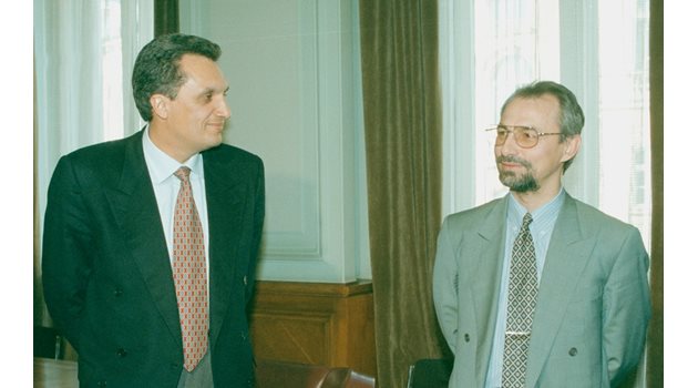 Доган подкрепя Костов да вземе властта през 1997 г., но няколко години по-късно отива с роза на "Позитано" 20.