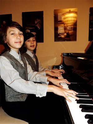 Близнаците са виртуози на пианото
