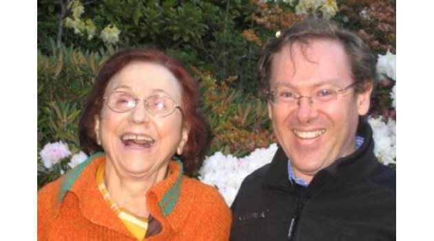ЩРАК: Маргарита Занеф се снима със счетоводителя си Алекс Уайтхед в градината си. СНИМКА: “България он еър”